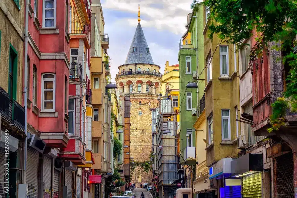 La Tour de Galata vue depuis les ruelles pavées du quartier, montrant sa structure en pierre imposante.