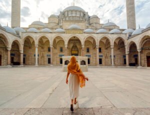 Lire la suite à propos de l’article Istanbul Comment s’habiller – Guide Complet & Saisonnier 2025