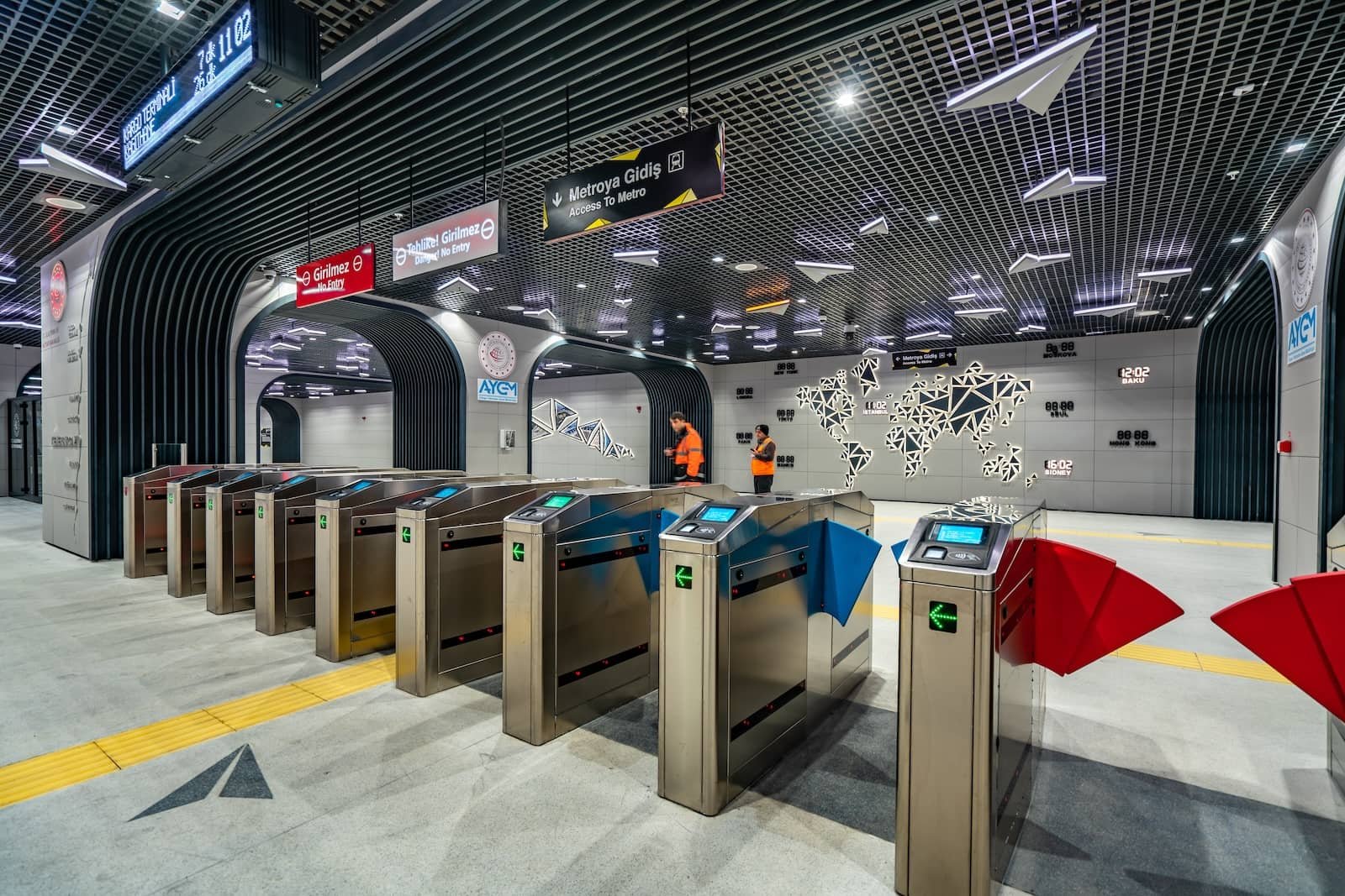 Panneau signalisation et Istanbulkart à l'aéroport