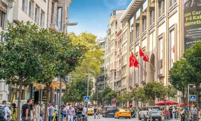 Comparative photo montage showing the style of the boutiques and the atmosphere of the two districts.