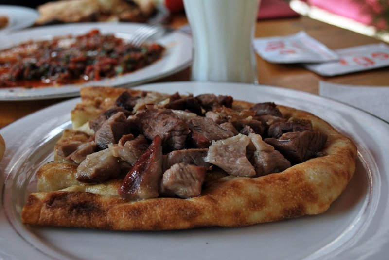 Plat traditionnel de Büryan Kebabı servi dans un restaurant authentique du quartier de Fatih.