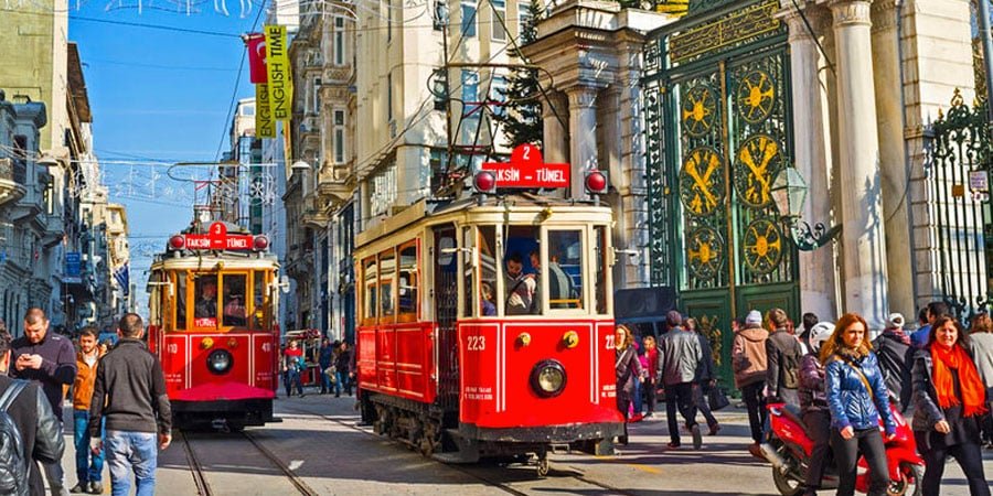 Le tramway rouge iconique circulant sur l'avenue Istiklal bondée, à Beyoğlu.