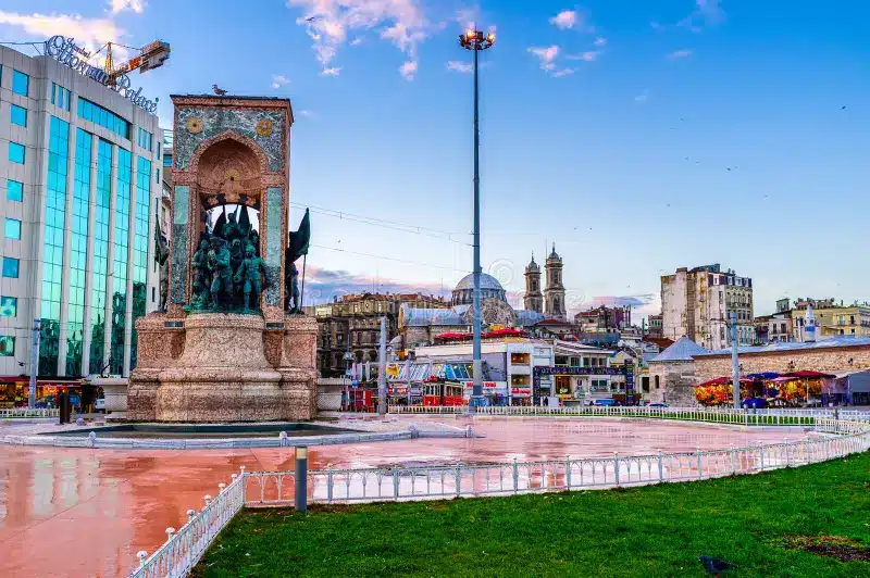Vue large de la Place Taksim avec le Monument de la République et la mosquée, symbolisant le cœur moderne d'Istanbul.