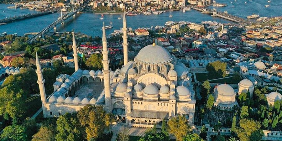 Vue panoramique d'Eyüpsultan avec la mosquée et la Corne d'Or au coucher du soleil.