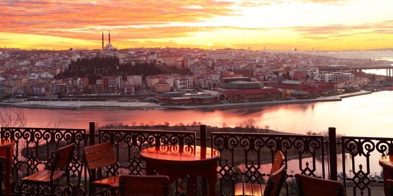 Vue sur la Corne d'Or depuis la terrasse du Café Pierre Loti, avec un verre de thé turc au premier plan.