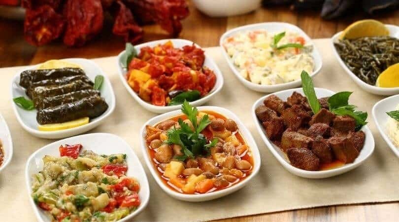 Assortiment de mezzés turcs traditionnels servis sur une table de restaurant.